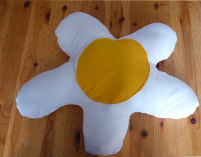 Coussin-fleur en forme de marguerite.