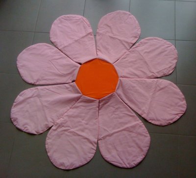 Immense coussin en forme de marguerite.