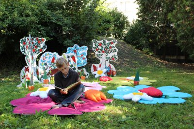 Espace lecture et ses décors végétaux.
