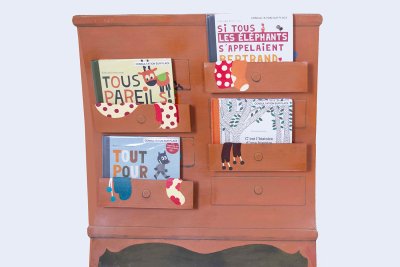 Porte-albums-Dans les Petits Papiers-(70x76cm) en carton peint façon commode à tiroirs.