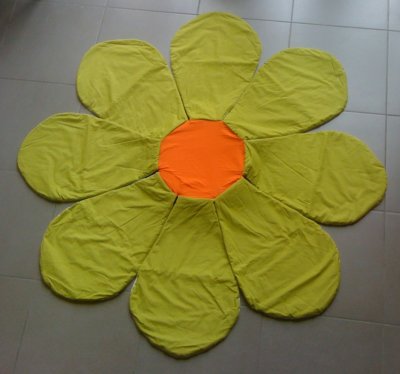 Immense coussin en forme de marguerite.