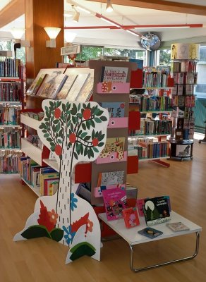 Arbre décor, porte-album et table de livres de l'auteur-illustrateur - Médiathèque l'Apostrophe de Chartres (28)