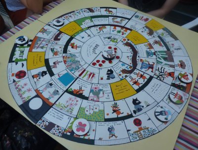 Jeu de l'Oie grand format, permettant à 8 enfants de jouer. peinture sur bois pour le plateau, les pions et les deux dés.