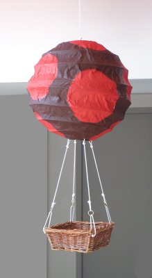 La montgolfière de Nils, décor en volume à suspendre au dessus du jardin.