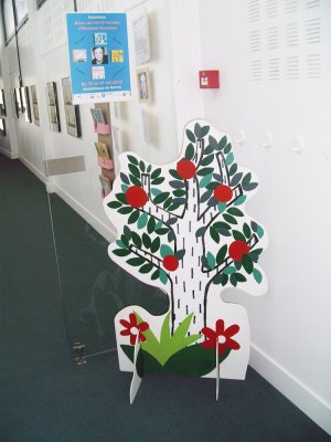 Mise en place des éléments de scénographie - Médiathèque de Gorron (53)