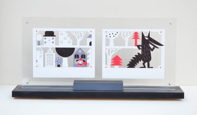 Présentation de deux planches de l'album sous plexiglas, dressées sur un socle en bois peint.