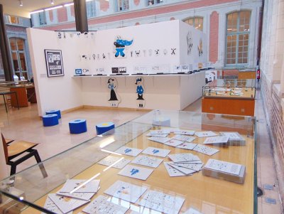 Mise en place de l'exposition "Découpe-moi des contes!" à la Bibliothèque multimédia de Valenciennes (59) - Du côté de Barbe-bleue.