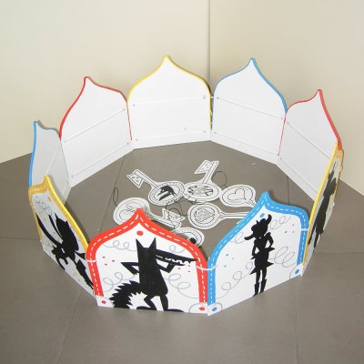 Jeu de la pêche aux contes réalisé en carton et accompagné de 4 cannes à pêche et 6 clefs à attraper.