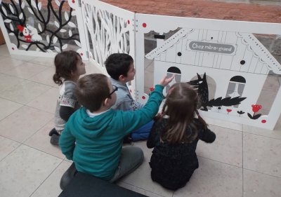 Paravent du Petit Chaperon rouge présenté aux enfants à la Bibliothèque multimédia de Valenciennes (59)