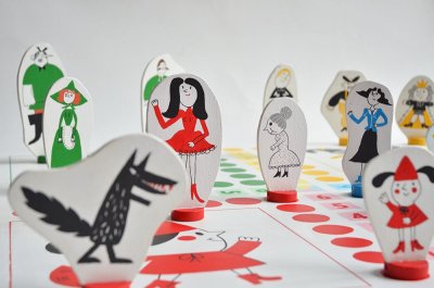 Sur le modèle du jeu de la course de petits chevaux, un jeu en bois peint à partir des 4 récits classiques publiés en planches ajourées par Clémentine Sourdais aux Éditions Hélium.