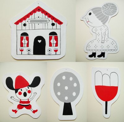 Multiples petits décors aériens sur l'histoire du Petit Chaperon rouge, à suspendre en l'air au-dessus de l'espace d'exposition, ou à disposer au fil de la présentation des originaux sous plexiglass.