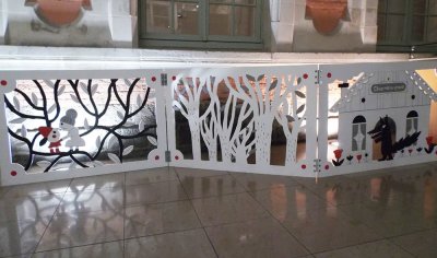 Paravent du Petit Chaperon rouge d'une longueur de 3m10 pour une hauteur de 85cm, constitué de 3 panneaux de bois.