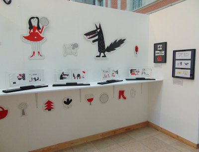 Originaux présentés sous plexiglass, grands personnages, petits décors et présentation des travaux préparatoires de l'artiste - Bibliothèque multimédia de Valenciennes (59)