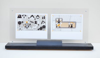 Mais peut-être pas si mal trouvé! - Présentation sous plexiglass, dressé sur un socle en bois.