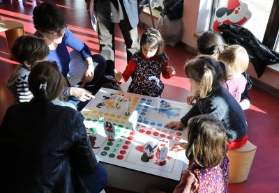 Groupe d'enfants jouant au jeu de la course aux contes - Salle "les p'tites merveilles" au salon du livre jeunesse 2016 de Chatenay-Malabry (92)