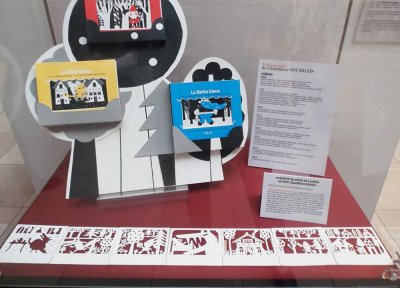 Porte-albums en présentation lors d'une exposition en médiathèque.