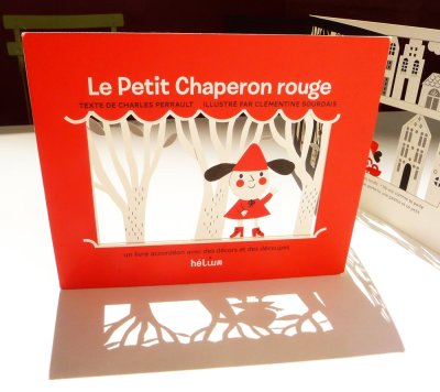 Album "Le Petit Chaperon rouge" texte de Charles Perrault, illustré par Clémentine Sourdais - Éditions Hélium.