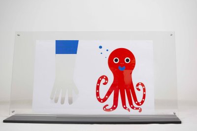 Plexiglass ajouré de l'album "Caché !" avec une page plastifiée pour intéragir avec l'illustration