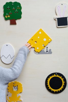 Panneau de l'album "Caché !" - zoom sur le jeu de coucou-caché