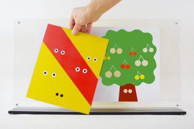 Plexiglass ajouré de l'album "Caché !" avec une page plastifiée pour intéragir avec l'illustration