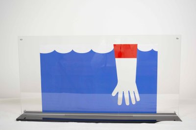 Plexiglass ajouré de l'album "Caché !" avec une page plastifiée pour intéragir avec l'illustration