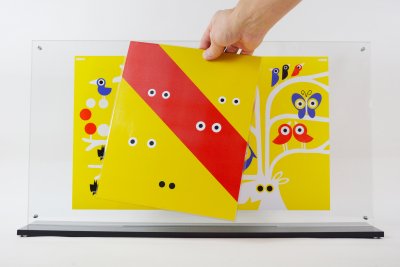 Plexiglass ajouré de l'album "Caché !" avec une page plastifiée pour intéragir avec l'illustration