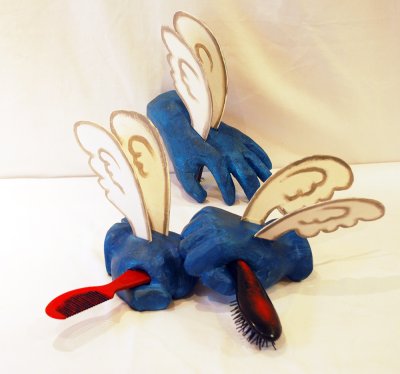 Éléments de scénographie de l'exposition concernant l'album "Barbe-bleue" : les mains aîlées