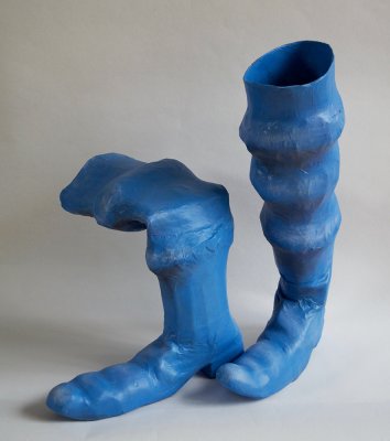 Éléments de scénographie de l'exposition concernant l'album "Barbe-bleue" : paire de bottes