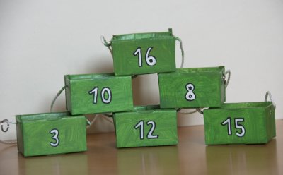 Jeu du haricot magique - petites boîtes pour recueillir les haricots des illustrations mise en avant dans l'exposition.