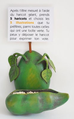 Jeu du haricot magique - boîte contenant les haricots destinés à permettre le vote des 5 illustrations préférées par les enfants visitant l'exposition.
