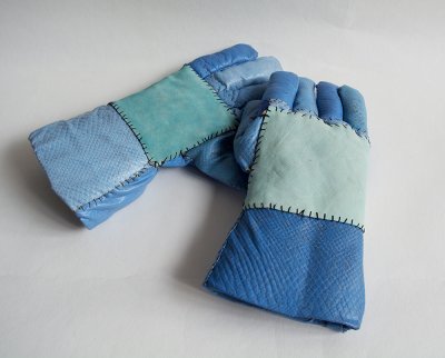 Éléments de scénographie de l'exposition concernant l'album "Barbe-bleue" : paire de gants