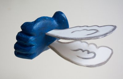 Éléments de scénographie de l'exposition concernant l'album "Barbe-bleue" : les mains aîlées