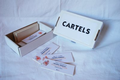 Cartels de l'exposition et leur boîte de rangement