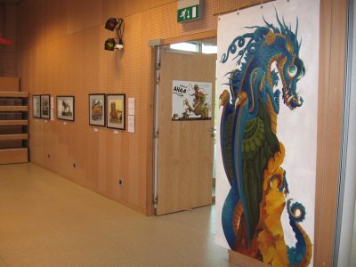 Mise en place de la bannière d'exposition à l'entrée de la salle à la médiathèque de Francheville (69)