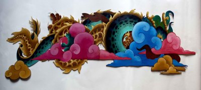 Grand décor de dragon caché derrière les nuages, peint sur carton - À disposer en hauteur le long d'un mur, entouré des autres décors de nuages.