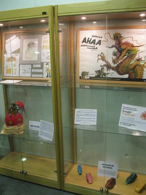 Vitrine présentant certains des éléments de scénographie et de signalétique de l'exposition -  Médiathèque de Aubenas (07)