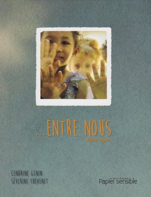 Album "&hellip; Entre nous, b&eacute;b&eacute; signe" &eacute;crit et photographi&eacute; par Cendrine Genin et S&eacute;verine Thevenet - &Eacute;ditions Papier sensible.