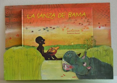 Porte-Album présentant  le livre "La sanza de Bama" - Éditions Belin