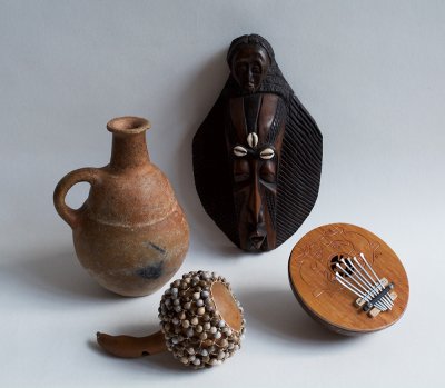 Instruments de musiques et éléments décoratifs (masque et cruche)