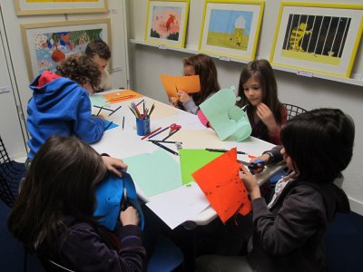 Enfants en pleine activité de découpage de papiers colorés à la manière de Gaëtan Dorémus - Médiathèque de Cleunay à Rennes (35)