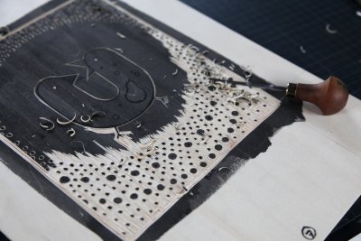 Plaque de bois en cours de gravure.