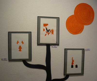 Au sommet d'un autre arbre, 3 cadres contenant les gravures d'Olivier Philipponneau - Médiathèque de Saint-Egrève (38)