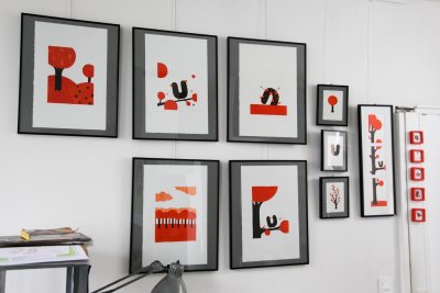 Mise en place des cadres présentant les gravures des originaux dans l'atelier même de l'artiste