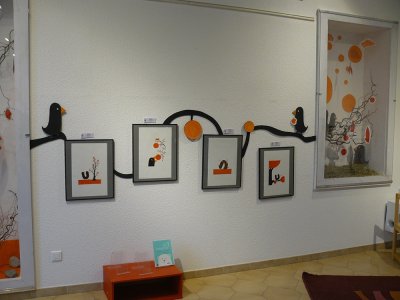 Grand décor de branche, d'oiseaux et de ronds courants sur les murs d'exposition pour présenter les gravures originales - Vitrine avec certains mini-décors aériens - Médiathèque de Saint-Egrève (38)