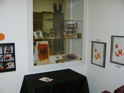 Présentation sous vitrine des outils de gravure au sein de l'exposition - Médiathèque de Saint-Egrève (38)