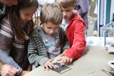 Atelier de gravure pour enfants animés par Olivier Philipponneau.