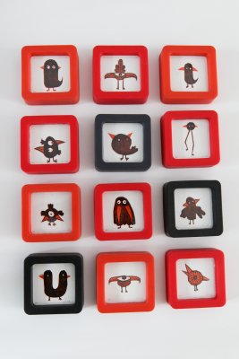 Multiples petits cadres présentant plein de versions différentes de petits oiseaux à deux becs. Cadres de 5cmx5cm à disposer ensemble.