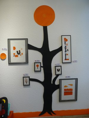 Décor d'arbre pour la présentation d'un certain nombre de cadres de l'exposition - Médiathèque de Saint-Egrève (38)