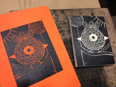 Résultat final: Plaque gravée et impression sur papier orange.
