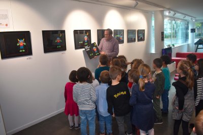 Mise en place des originaux encadrés lors d'un accueil de classe - Médiathèque Jules Verne à Vandoeuvre-lès-Nancy